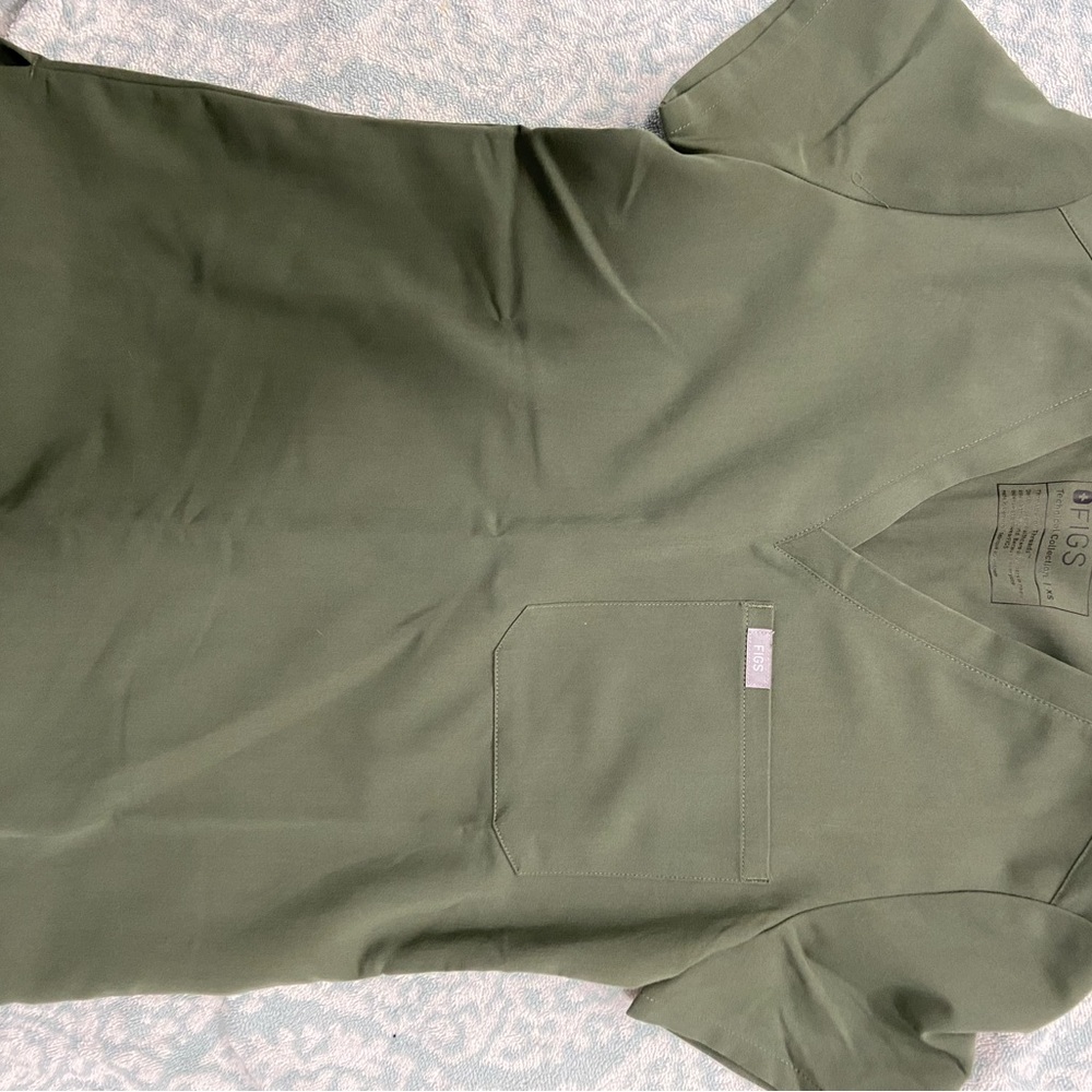 Figs Moss scrub top